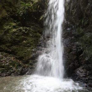 Cascadas quebradas y charcos